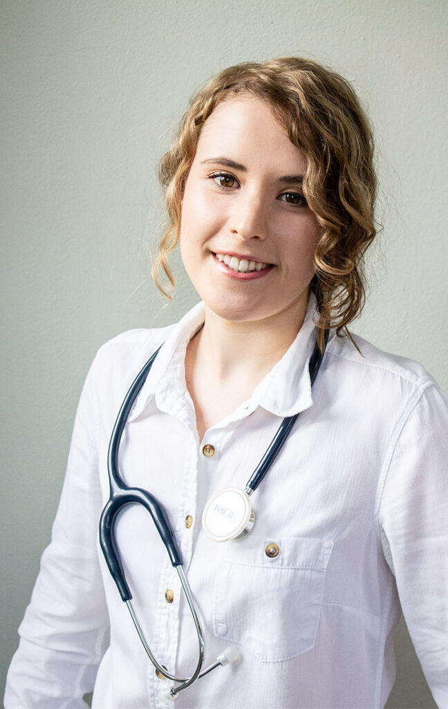 Tierheilpraktikerin-Melina-Lochbronner